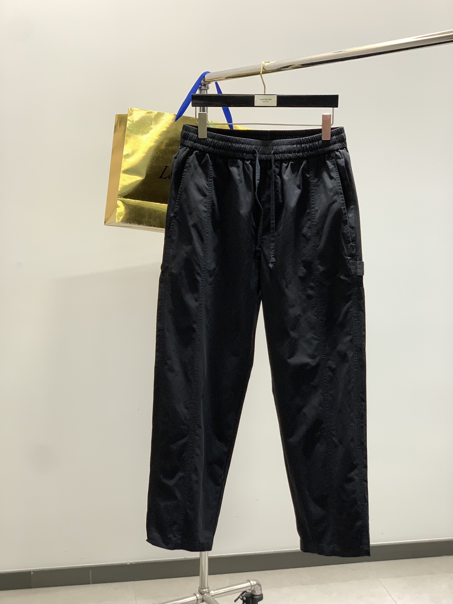 NO:446860,,MARNI drawstring casual loose trousers Fashion series, unique design, drawstring casual trousers Start ordering dyeing and spinning. A large domestic manufacturer exports to Japan and supplies fabrics from several top brands. It has a soft and glutinous feel, is quite wide and stylish, solving the problem of washing and discoloration. The trousers are neat and atmospheric, size M-3XL, marni, alexander wang19860909,MARNI 抽绳休闲宽松长裤 时尚系列,独特设计,抽绳休闲长裤 订纱开始订染和订纺. 国内某大厂出口日本 和供应几大顶级品牌的面料. 手感软糯 , 挺阔有型 , 解决 , 洗涤变色的问题. 裤型利落大气 , 尺码M-3XL,,marni,alexander wang,Men's clothing