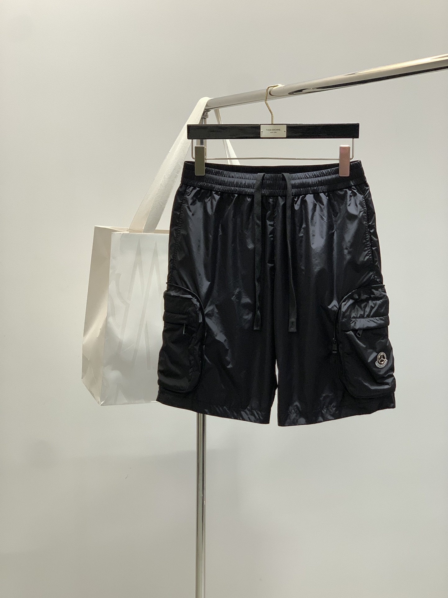 NO:446849,, , , , drawstring casual shorts, fashion series, unique design , yarn ordering and dyeing and spinning. A large domestic manufacturer exports to Japan and supplies fabrics from several top brands. It has soft and glutinous feel, is quite wide and stylish, solves the problem of washing and discoloration. The trousers are neat and atmospheric, size M-2XL Size M L XL 2XL Pants length 51 52 53 54 Waist circumference 7680 84 88 hip circumference 113117 121125,,Moncler, shorts,alexander wang19860909,蒙口 抽绳休闲短裤 时尚系列,独特设计 订纱开始订染和订纺. 国内某大厂出口日本 和供应几大顶级品牌的面料. 手感软糯 , 挺阔有型 , 解决 , 洗涤变色的问题. 裤型利落大气 , 尺码M-2XL 尺码M L XL 2XL 裤长 51 52 53 54 腰围7680 84 88 臀围113117 121125,,Moncler,shorts,alexander wang,Men's clothing