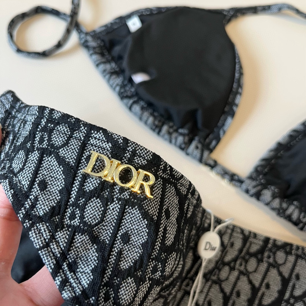 。
Dior迪奥 新款比基尼泳衣👙❤️😍🥰适合多种场景的游泳衣🏊‍♀️海边 游泳池 温泉 水上乐园 漂流
