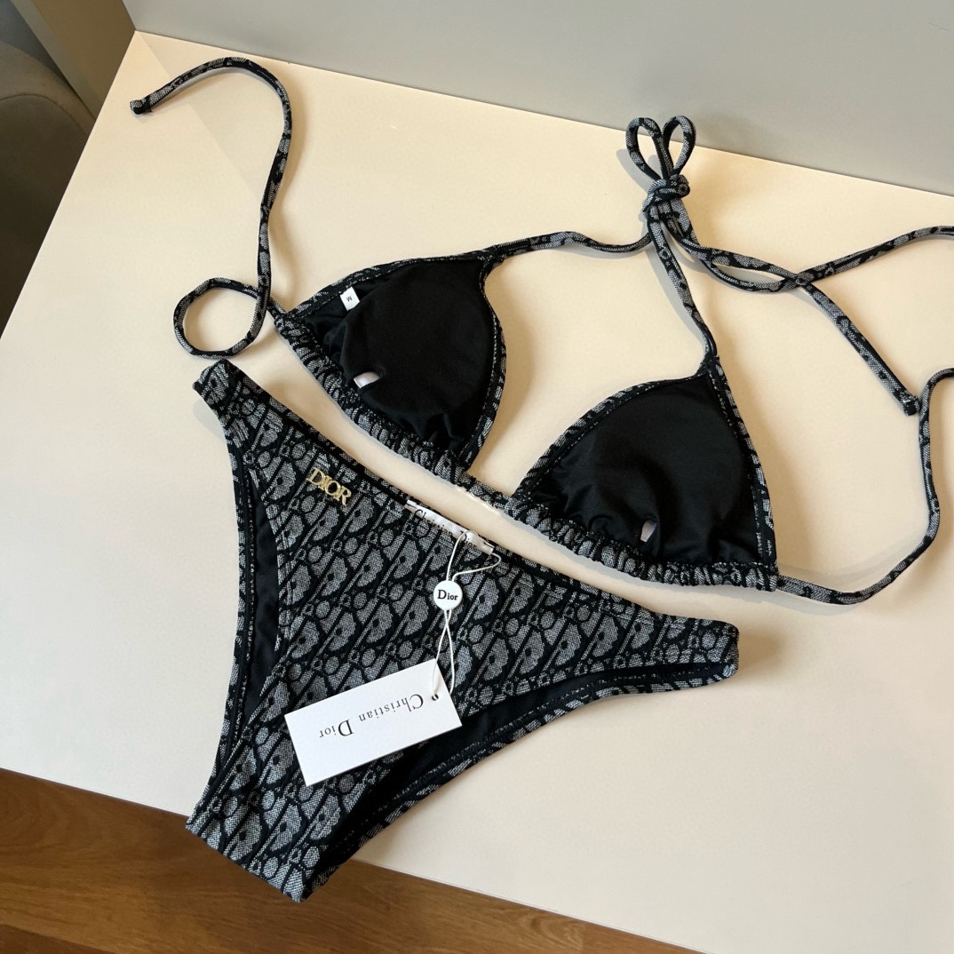 。
Dior迪奥 新款比基尼泳衣👙❤️😍🥰适合多种场景的游泳衣🏊‍♀️海边 游泳池 温泉 水上乐园 漂流