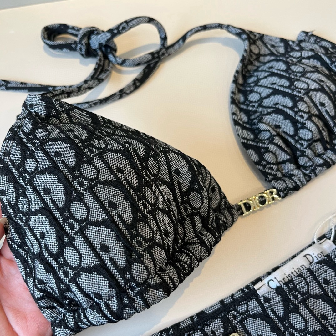 。
Dior迪奥 新款比基尼泳衣👙❤️😍🥰适合多种场景的游泳衣🏊‍♀️海边 游泳池 温泉 水上乐园 漂流