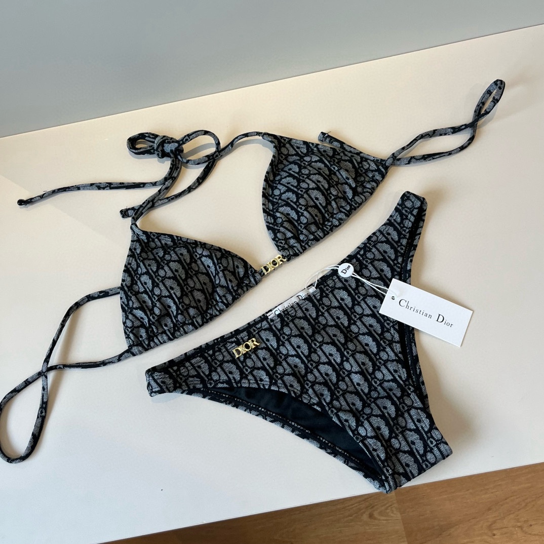 。
Dior迪奥 新款比基尼泳衣👙❤️😍🥰适合多种场景的游泳衣🏊‍♀️海边 游泳池 温泉 水上乐园 漂流