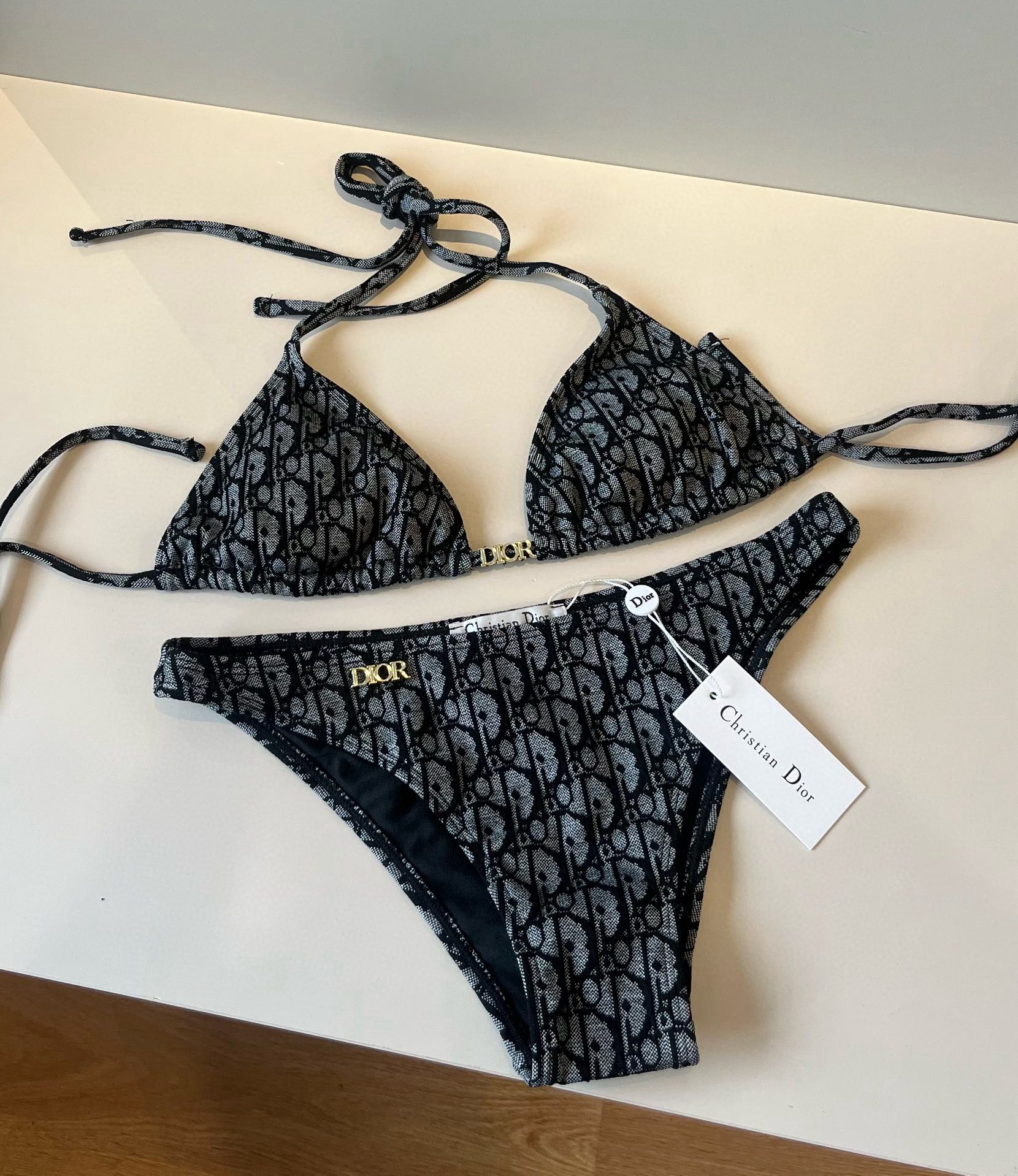 。
Dior迪奥 新款比基尼泳衣👙❤️😍🥰适合多种场景的游泳衣🏊‍♀️海边 游泳池 温泉 水上乐园 漂流