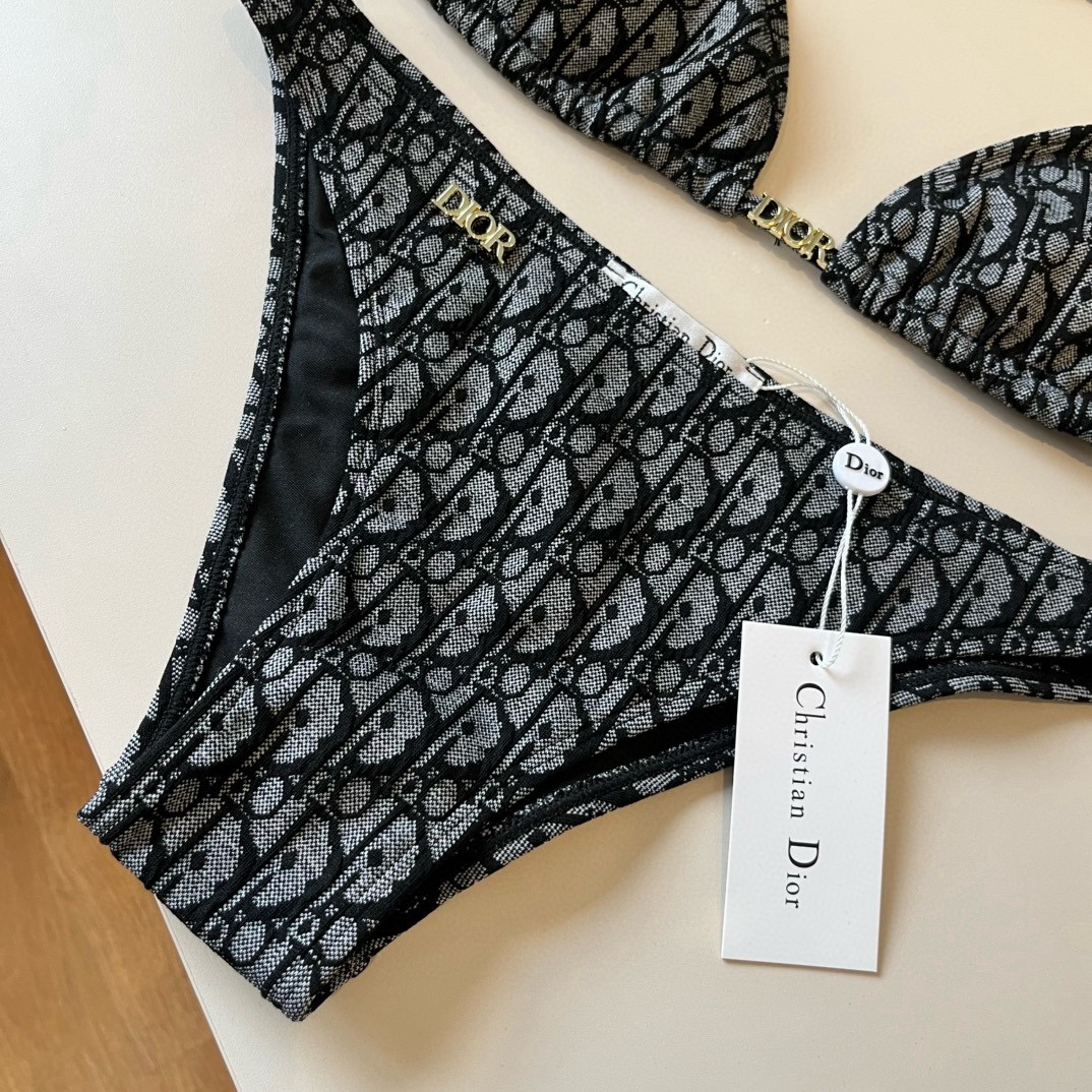 。
Dior迪奥 新款比基尼泳衣👙❤️😍🥰适合多种场景的游泳衣🏊‍♀️海边 游泳池 温泉 水上乐园 漂流