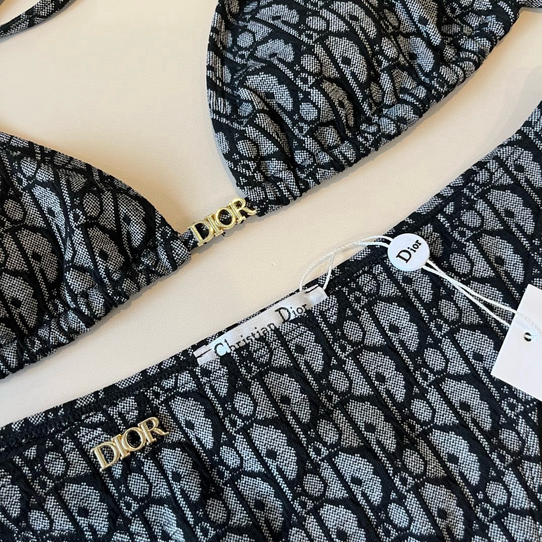 。
Dior迪奥 新款比基尼泳衣👙❤️😍🥰适合多种场景的游泳衣🏊‍♀️海边 游泳池 温泉 水上乐园 漂流