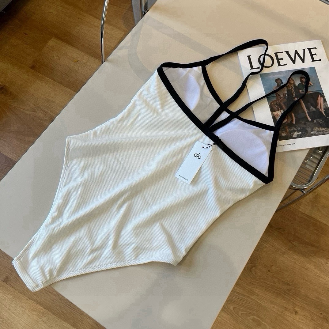 。
alo连体泳衣 😍🥰适合多种场景的游泳衣🏊‍♀️海边 游泳池 温泉 水上乐园 漂流都可以😌内搭也完全