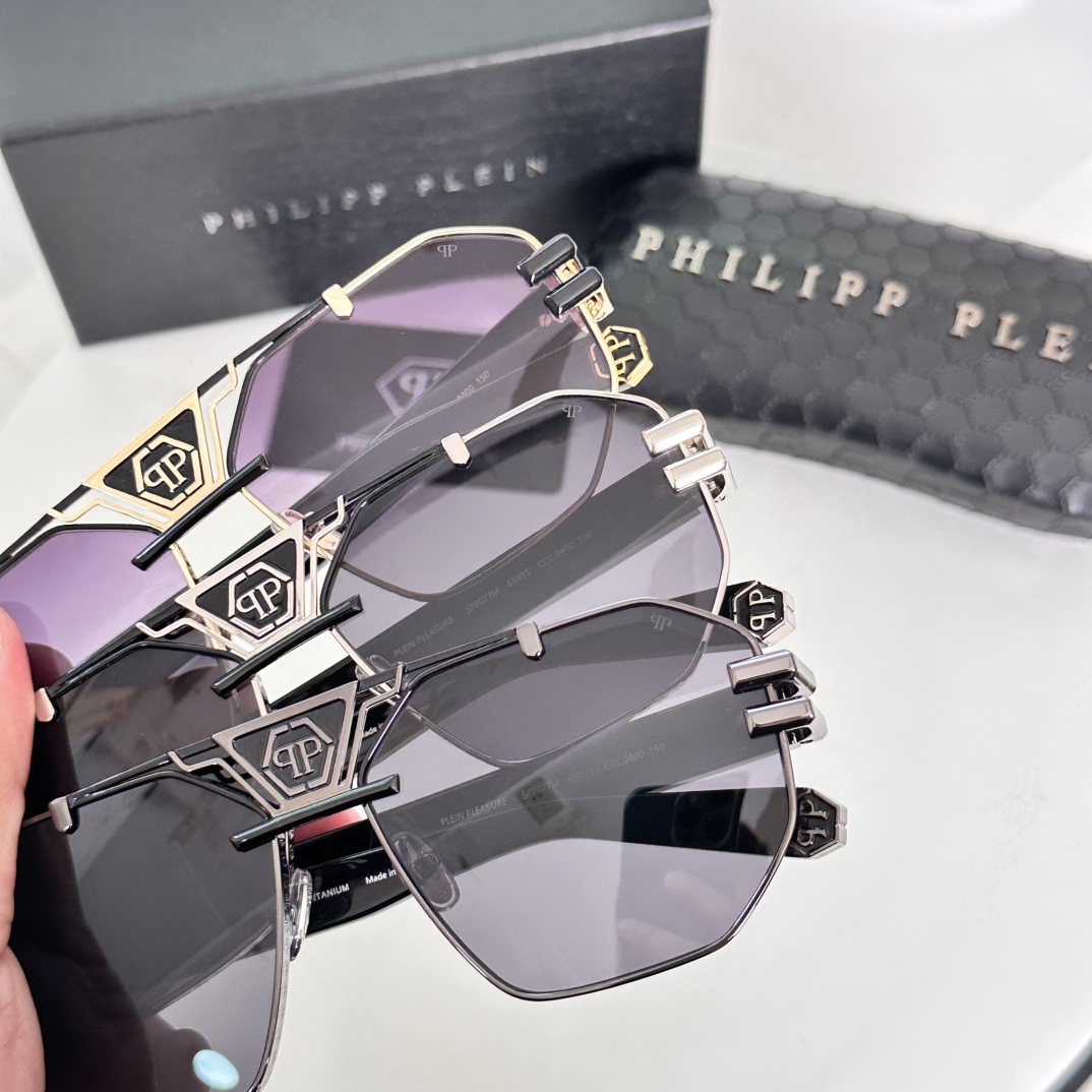 ¥220 ‼️PHILIPP PLEI*配有 23KT 鍍金貴金屬零件。大方菱形正面形狀，金屬條上刻有標