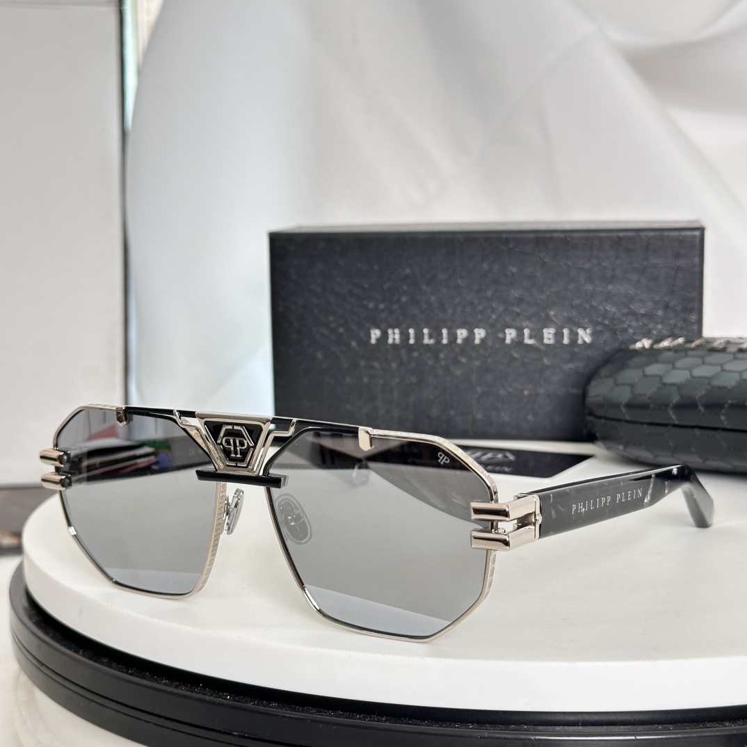 ¥220 ‼️PHILIPP PLEI*配有 23KT 鍍金貴金屬零件。大方菱形正面形狀，金屬條上刻有標