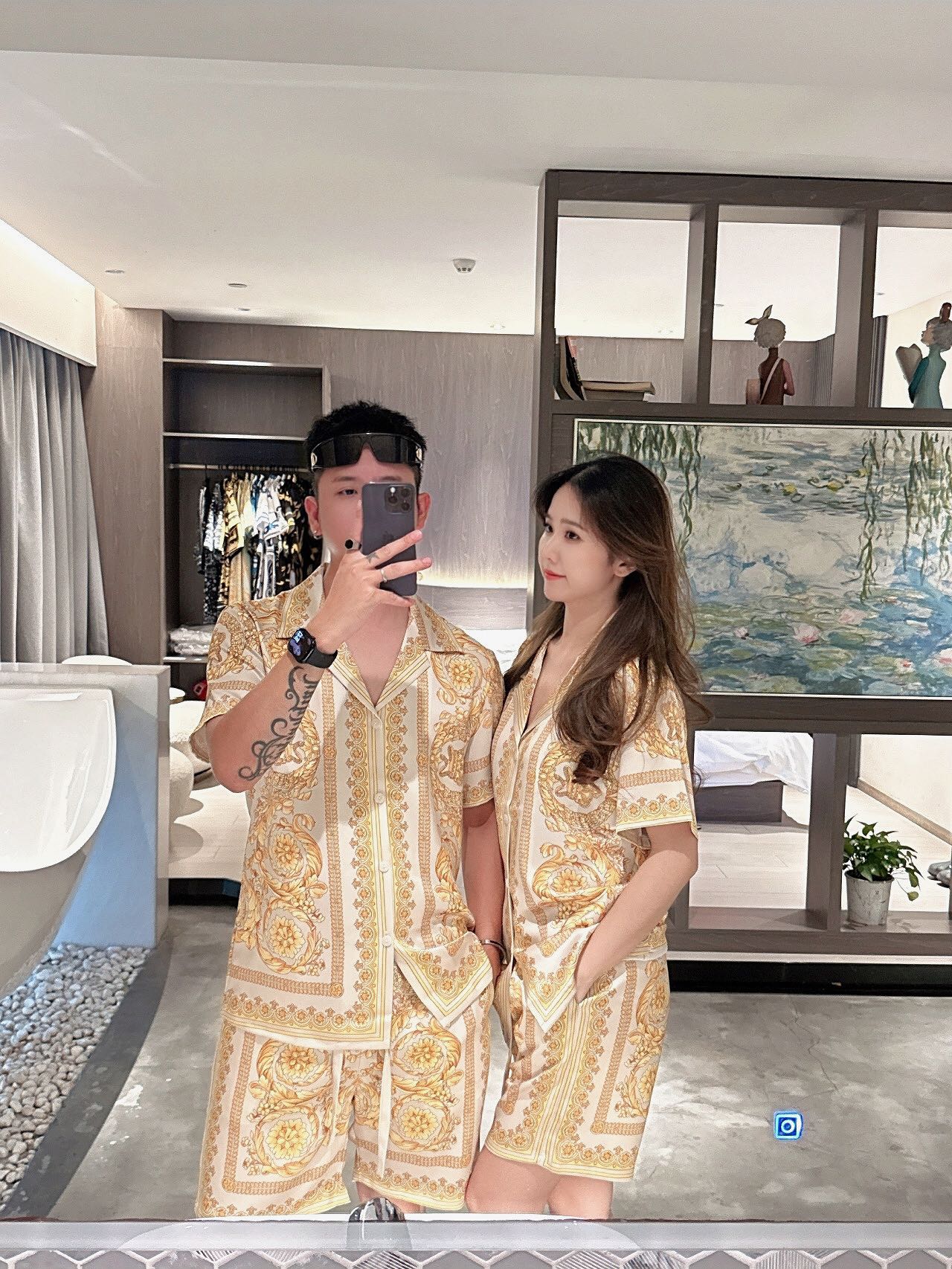 NO:479655,Versace couples style not only home clothes, you can wear them when you go out. New summer styles Home clothes, short sleeves, shorts suits, Korean high-end custom ice silk fabrics, breathable and comfortable, impeccable details, brand elements design concept, reflect high quality. The feel is delicate and soft!  It is casually cut, with a great upper body style!  Code M-3XL Please report height and weight by placing an order, versace, versace, shorts, T-shirt, alexander wang19860909Versace 范思哲 情侣款 不仅仅是家居服 外出也能穿 夏季新款 家居服 短袖 短裤 套装,专柜韩国高级定制冰丝面料 透气舒适度高,细节无可挑剔,品牌元素设计理念,体现高品质.手感细腻柔软！呈现休闲裁剪,上身版型超赞！码数M-3XL 下单请报身高体重,,versace,versace,shorts,T-shirt,alexander wang,Men's clothing