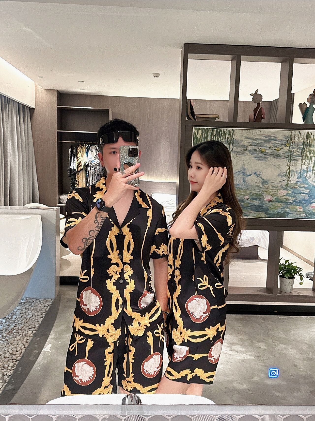 NO:449002,Versace couples style not only home clothes, you can wear them when you go out. 2025 summer new style home clothes, short sleeves, shorts suits, counter Korean high-end custom ice silk fabrics, breathable and comfortable, impeccable details, brand elements design concept, reflecting high quality. The feel is delicate and soft!  It is casually cut, with a great upper body style!  Code M-3XL Please report height and weight by placing an order, versace, versace, shorts, T-shirt, alexander wang19860909Versace 范思哲 情侣款 不仅仅是家居服 外出也能穿 2025夏季新款 家居服 短袖 短裤 套装,专柜韩国高级定制冰丝面料 透气舒适度高,细节无可挑剔,品牌元素设计理念,体现高品质.手感细腻柔软！呈现休闲裁剪,上身版型超赞！码数M-3XL 下单请报身高体重,,versace,versace,shorts,T-shirt,alexander wang,Men's clothing