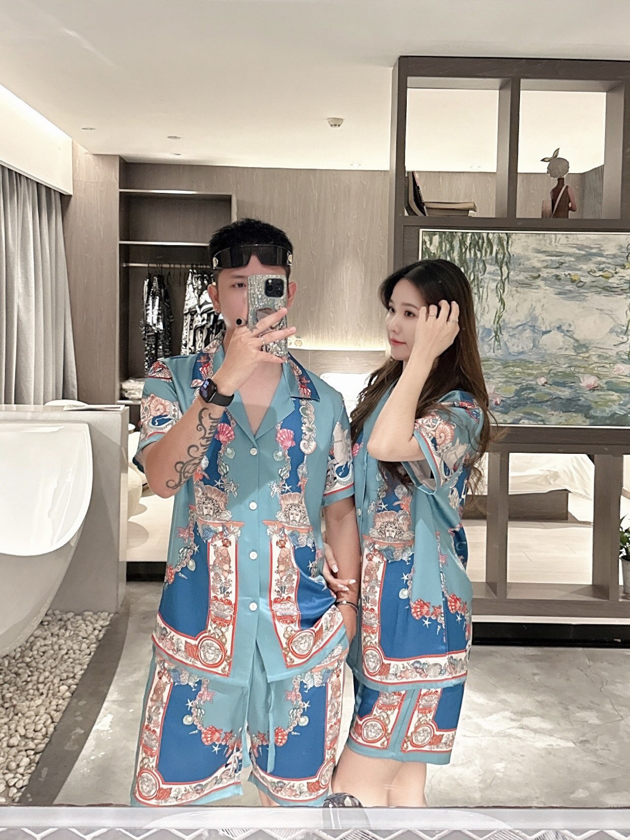 NO:513493,Versace couples style not only home clothes, you can wear them when you go out. 2025 summer new style home clothes, short sleeves, shorts suits, counter Korean high-end custom ice silk fabrics, breathable and comfortable, impeccable details, brand elements design concept, reflecting high quality. The feel is delicate and soft!  It is casually cut, with a great upper body style!  Code M-3XL Please report height and weight by placing an order, versace, versace, shorts, T-shirt, alexander wang19860909Versace 范思哲 情侣款 不仅仅是家居服 外出也能穿 2025夏季新款 家居服 短袖 短裤 套装,专柜韩国高级定制冰丝面料 透气舒适度高,细节无可挑剔,品牌元素设计理念,体现高品质.手感细腻柔软！呈现休闲裁剪,上身版型超赞！码数M-3XL 下单请报身高体重,,versace,versace,shorts,T-shirt,alexander wang,Men's clothing