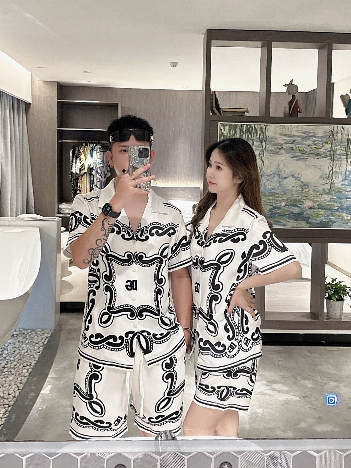 NO:479650,DG couples style is not only home clothes, you can wear them when you go out. New summer styles, home clothes, short sleeves, shorts, suits, Korean high-end custom ice silk fabrics, breathable and comfortable, impeccable details, brand elements design concept, reflecting high quality. The feel is delicate and soft!  It is casually cut, with a great upper body style!  Number of code M-3XL Please report height and weight to place an order, shorts, T-shirt, alexander wang19860909DG 情侣款 不仅仅是家居服 外出也能穿 夏季新款 家居服 短袖 短裤 套装,专柜韩国高级定制冰丝面料 透气舒适度高,细节无可挑剔,品牌元素设计理念,体现高品质.手感细腻柔软！呈现休闲裁剪,上身版型超赞！码数M-3XL 下单请报身高体重,,shorts,T-shirt,alexander wang,Men's clothing