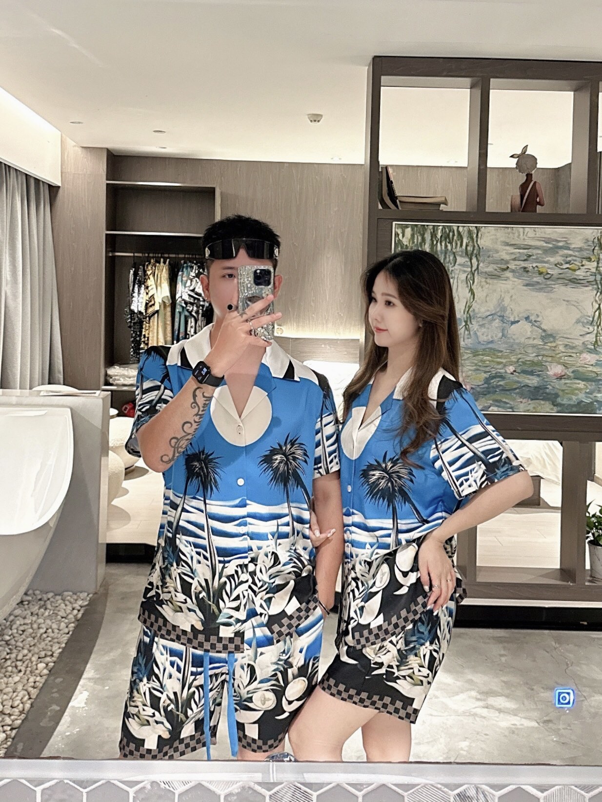 NO:479643,LV Louis Vuitton Couple style Not only home clothes, you can wear them when you go out. New summer style Home clothes Short sleeves Shorts suit, Korean high-end custom ice silk fabric, high breathability and comfort, impeccable details, brand elements design concept, reflecting high quality. The feel is delicate and soft!  It is casually cut, with a great upper body style!  Count M-3XL Please report your height and weight by placing an order, louis vuitton,louis vuitton,shorts,T-shirt,alexander wang19860909LV 路易威登 情侣款 不仅仅是家居服 外出也能穿 夏季新款 家居服 短袖 短裤 套装,专柜韩国高级定制冰丝面料 透气舒适度高,细节无可挑剔,品牌元素设计理念,体现高品质.手感细腻柔软！呈现休闲裁剪,上身版型超赞！码数M-3XL 下单请报身高体重,,louis vuitton,louis vuitton,shorts,T-shirt,alexander wang,Men's clothing