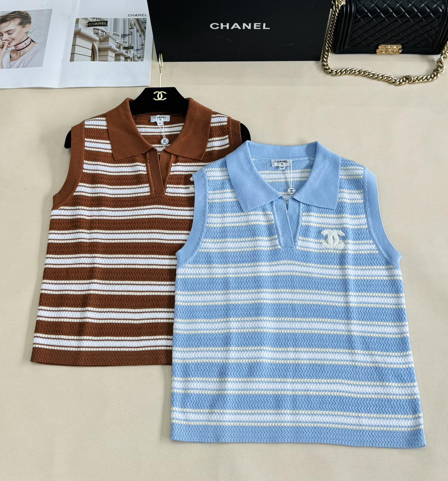 NO:442375,Chanel 25 summer new style knitted sleeveless Polo shirt. Striped elements are retro and fashionable. The color is refreshing/calm. It has a high-end feeling. The sleeveless design is suitable for multi-season outfits. Easy to create a delicate French style. You can grasp the relaxed atmosphere in daily streets or light business occasions. 2 colors sml, chanel, alexander wang19860909Chanel 25夏季新款 针织无袖Polo衫 条纹元素复古又时髦 配色清爽/沉稳 自带高级感 无袖设计适配多季穿搭 轻松打造精致法式风格 日常出街或轻商务场合都能拿捏松弛氛围 2色sml,,chanel,alexander wang,Women's clothing