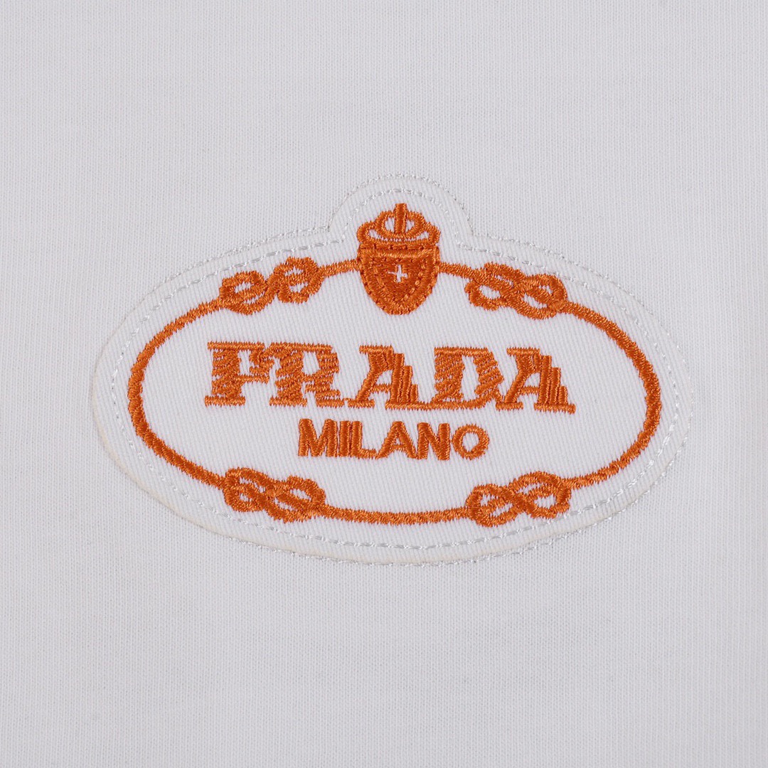 普拉达/Prada 夏季新款 金色徽标刺绣圆领短袖T恤-Top High Quatity Cheap Sneakers Fashion Clothing Clothes Bags handbags Shoes of all Brand wholesale With The best Quality And Beautiful Price from China Factory Chinese suppliers wholesaler seller 普拉达/Prada 夏季新款 金色徽标刺绣圆领短袖T恤