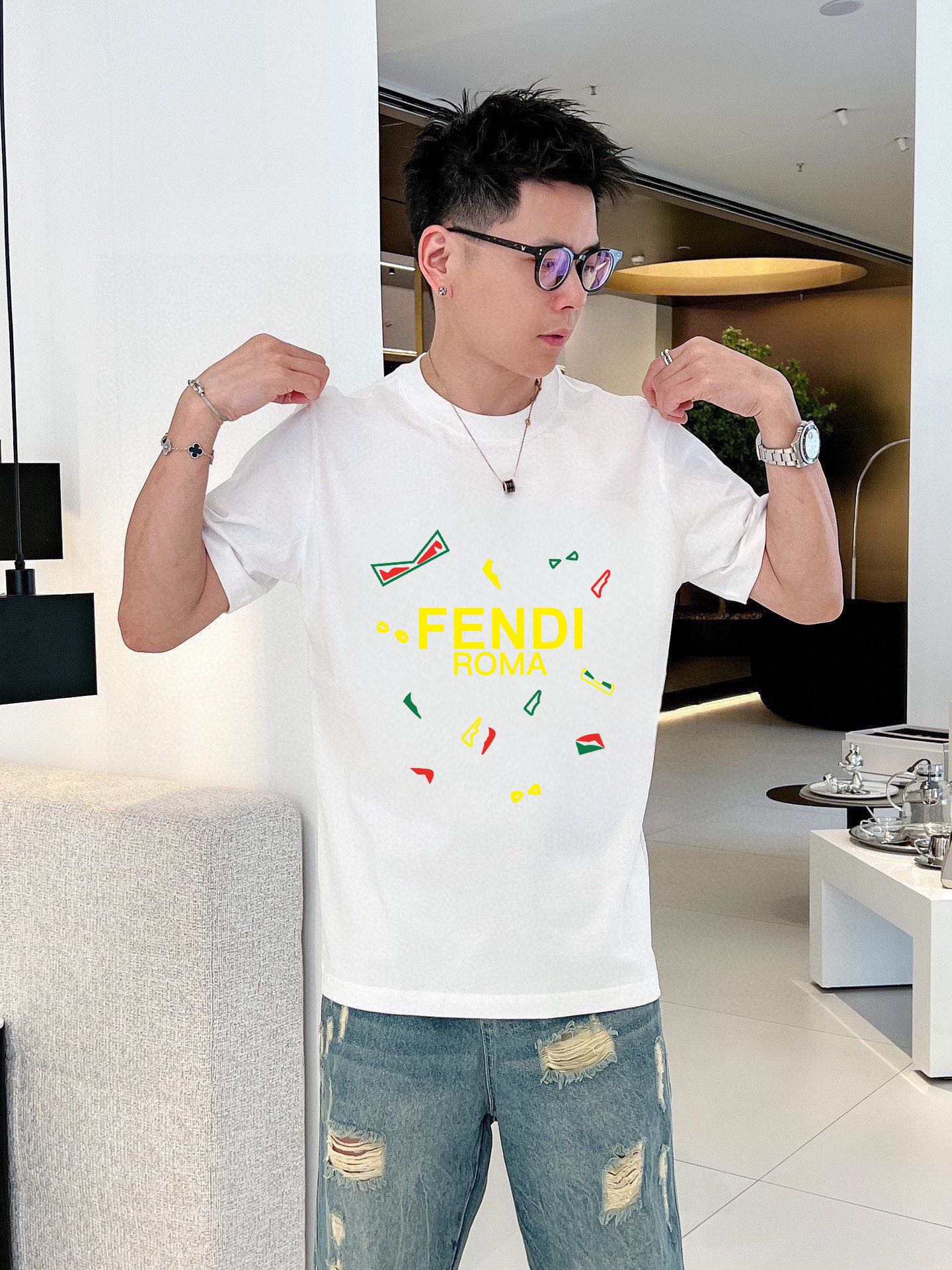 Fendi 品牌【FENDI 粉底】(胖子福音) 男士休闲短袖T恤 2025春夏新品