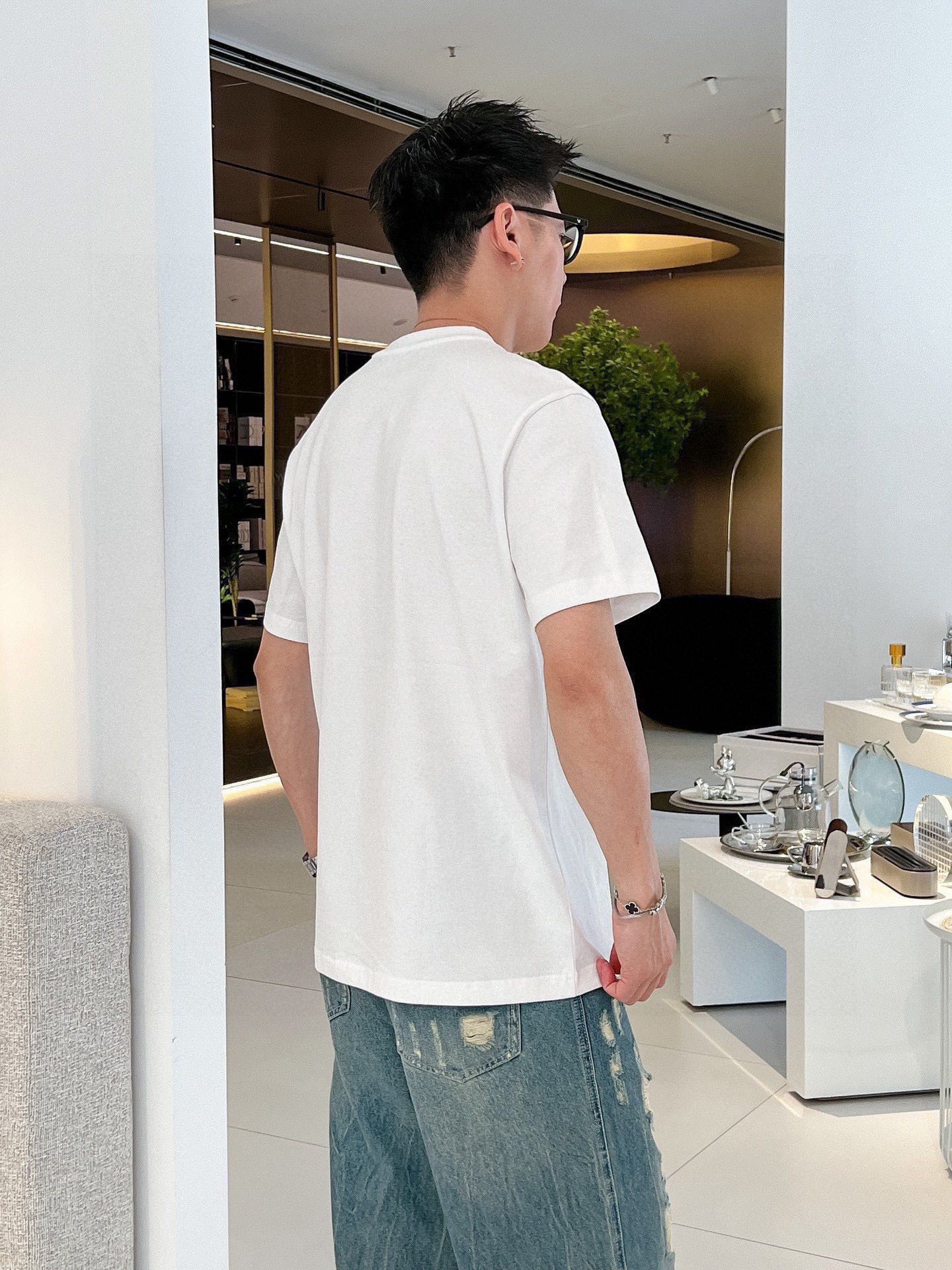 Fendi 品牌【FENDI 粉底】(胖子福音) 男士休闲短袖T恤 2025春夏新品