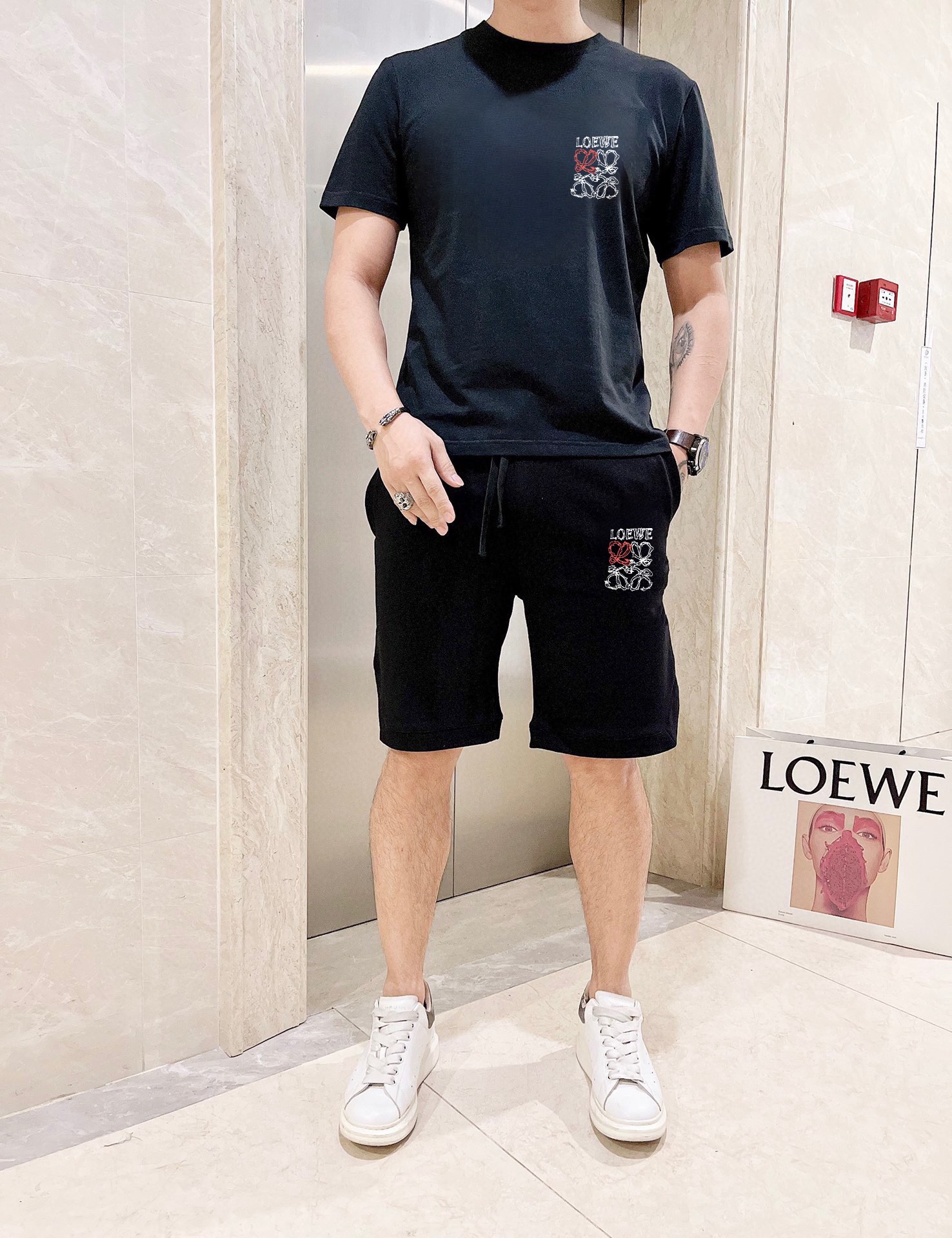 Loewe 品牌【LOEWE罗意威】 2025新款男士短袖短裤套装 销售 市面高端版本 手感细腻柔软 让你穿着更加舒适 立体裁剪版型超赞 尺码:M-5XL下单请报身高体重