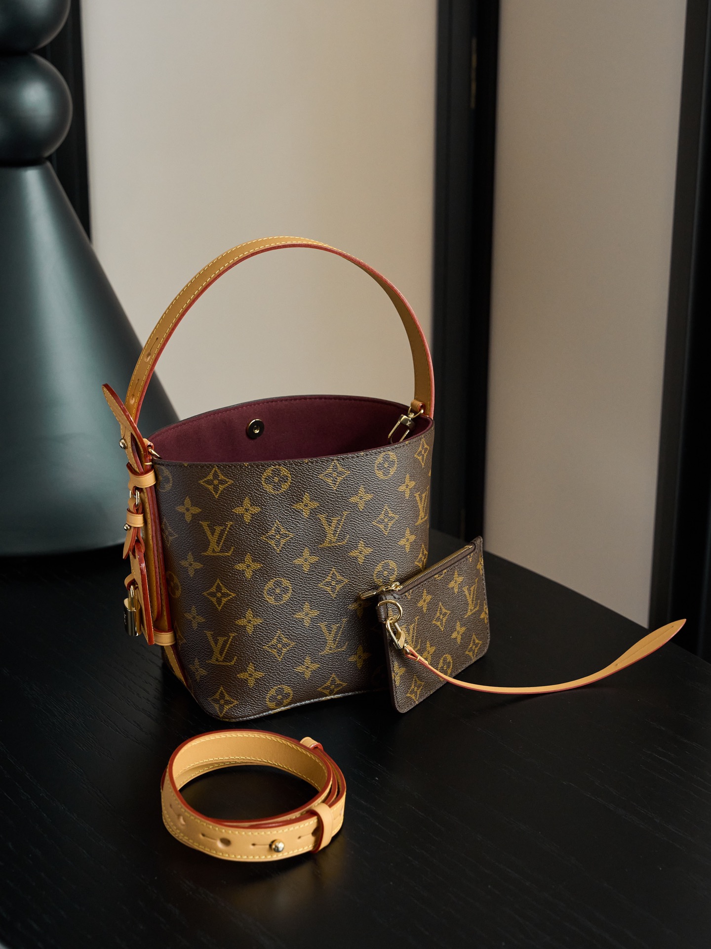 🟤𝐀𝐥𝐥 𝐢𝐧 𝐁𝐁 手袋&老花
M12925
⚠️𝐋𝐕 𝐀𝐥𝐥 𝐢𝐧 𝐁𝐁 手袋|🆕潮流翻牌率TO!经典与机能の双重暴击‼️
👜老花王炸·永不过时的Monogram信仰
Monogram帆布+亮泽金属件🔐挂锁一扣瞬间唤醒百年制箱魂!通勤背是矜贵千金,斜挎背是街头酷盖,折叠一收秒变随身“软胶囊”,出差旅行0️⃣负担~
✨灵魂细节·藏不住的顶奢心机
可调节肩带:致敬古董旅行箱皮带设计,5档长度自由切换,单肩慵懒&斜挎利落随心换;
折叠魔法:轻轻一压秒变“平板”,塞进行李箱缝隙也不怕变形,打开瞬间恢复立体廓形;
巨能装の温柔:装得下手机+折叠伞+化妆包,内侧拉链袋藏证件,安全感拉满!
💼一包解锁N种人设
通勤大女主👸配西装阔腿裤,手拎模式气场全开;周末Citywalk💢牛仔外套+斜挎背法,金属链条撞出年轻感;短途旅行〽️折叠丢进行李箱,落地展开即刻优雅出街~
尺寸:18 x 12 x 16 厘米