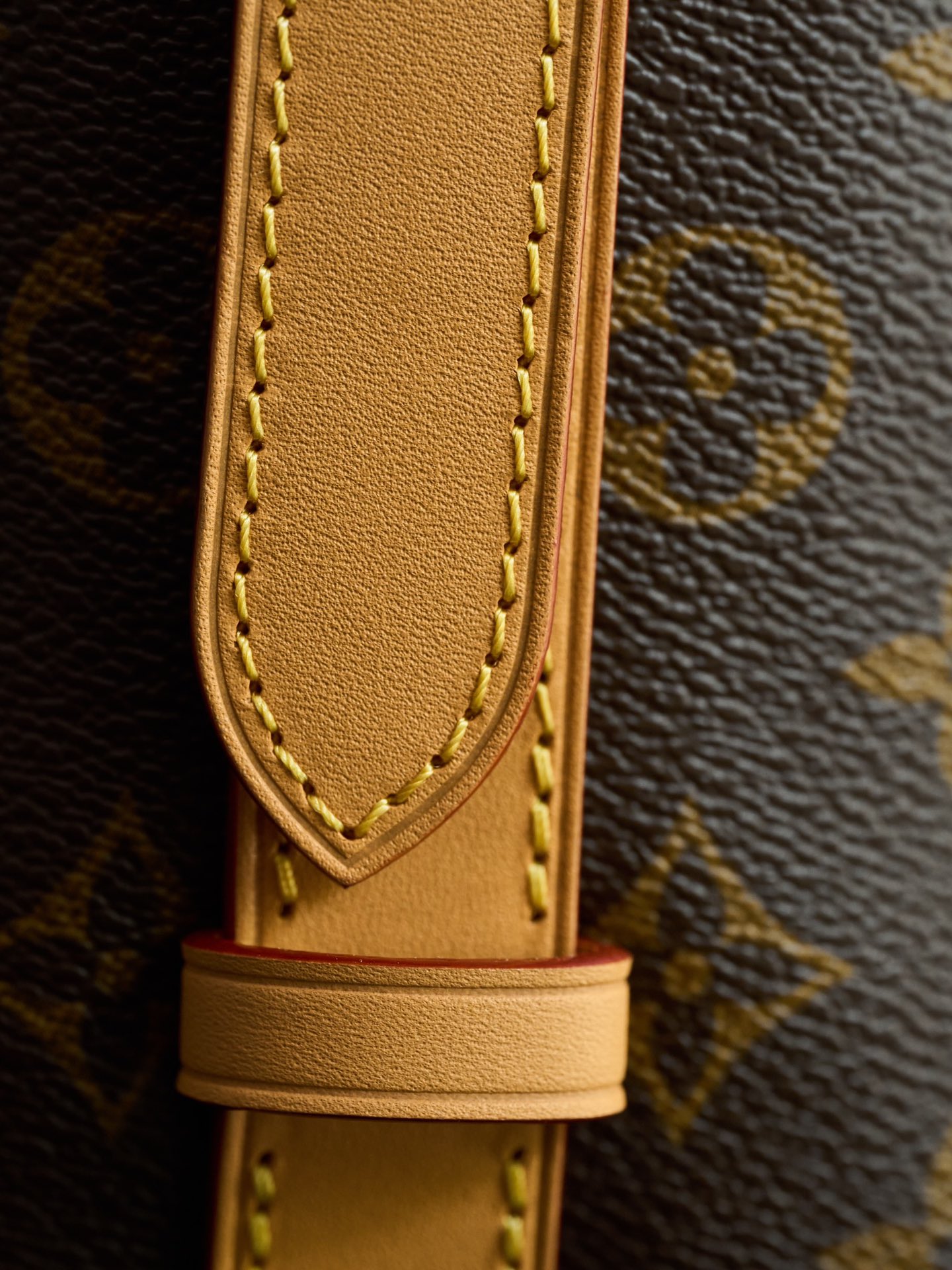 🟫𝐀𝐥𝐥 𝐢𝐧 𝐁𝐁 手袋｜细节图
M12925
* Monogram 涂层帆布
* 牛皮革饰边
* 织物内衬
* 金属件
* 磁扣和钩扣开合
* 可拆卸拉链内袋
* 名牌
* 挂锁
* 可收纳智能手机、钥匙、Victorine 钱夹和耳机
* 肩带：不可拆卸，可调节
* 包带半长可调节
* 手柄：单手柄
