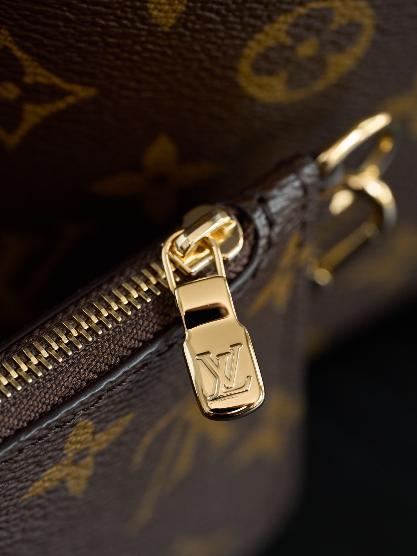 🟫𝐀𝐥𝐥 𝐢𝐧 𝐁𝐁 手袋｜细节图
M12925
* Monogram 涂层帆布
* 牛皮革饰边
* 织物内衬
* 金属件
* 磁扣和钩扣开合
* 可拆卸拉链内袋
* 名牌
* 挂锁
* 可收纳智能手机、钥匙、Victorine 钱夹和耳机
* 肩带：不可拆卸，可调节
* 包带半长可调节
* 手柄：单手柄