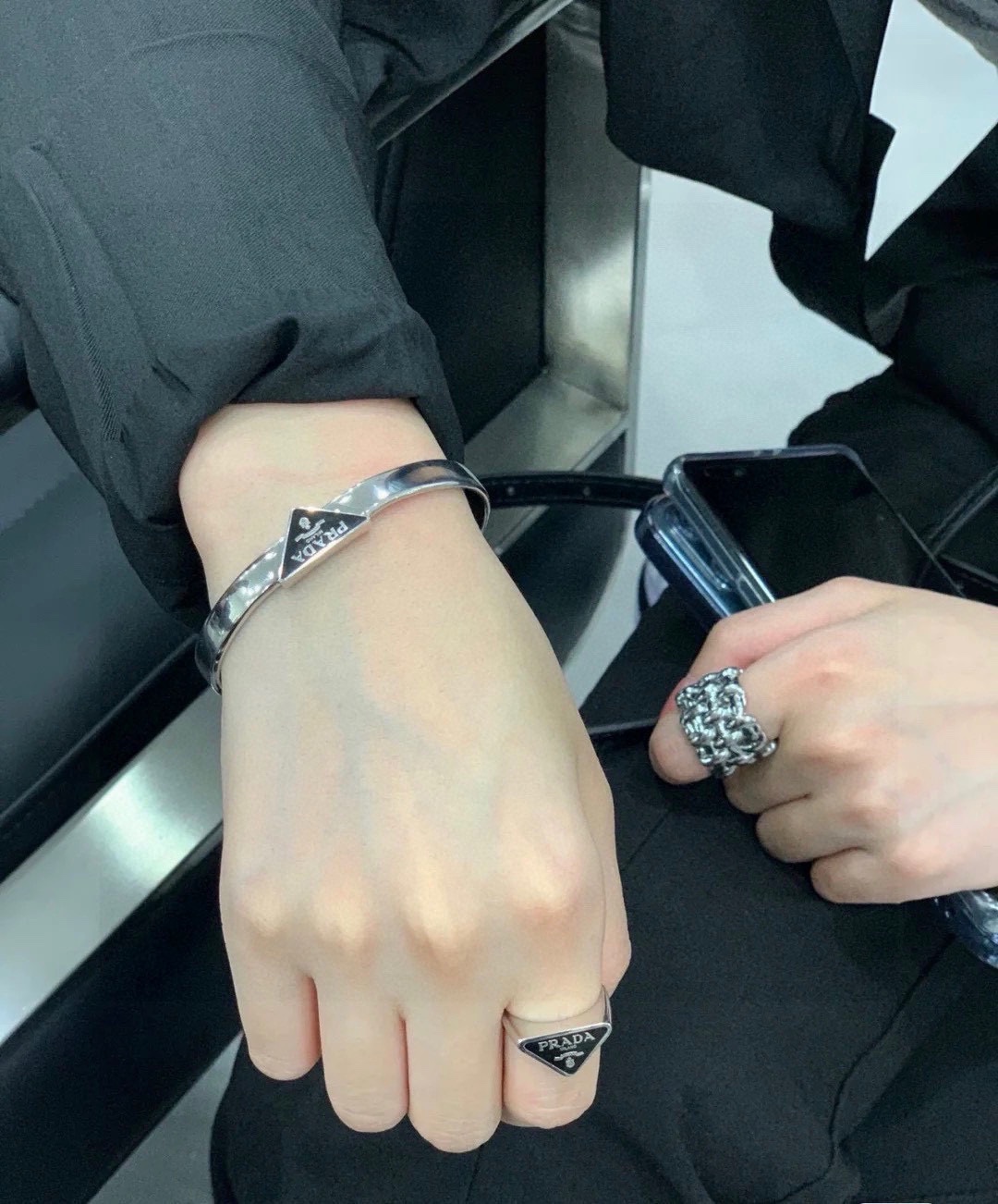 Luxurious Prada Black-and-White Handbag: High-Quality Craftsmanship at £240 - 图片 2