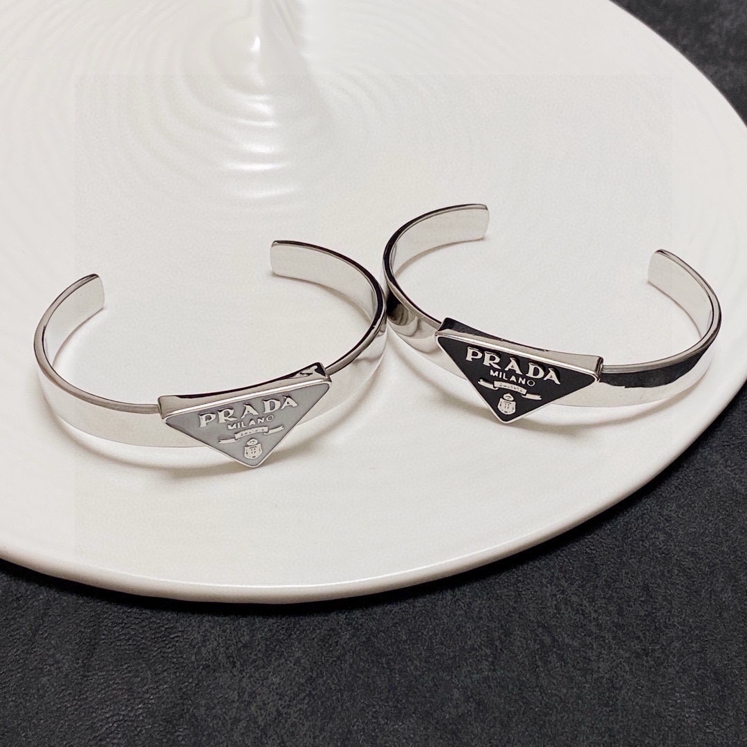 Luxurious Prada Black-and-White Handbag: High-Quality Craftsmanship at £240 - 图片 3