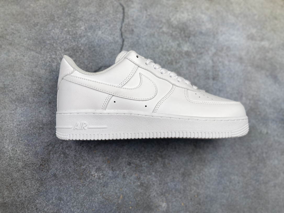 45 YT版 NK Air Force 1 Low ‘07 空军一号低帮经典板鞋 纯白 CW2288-111 原厂Sadesa D9 皮料 细纹排气孔完全一致 质感非市场通货可碰瓷 全鞋零荧光线 随意冲正 同步官方2025专柜在售全新版本细节 更新二分一背胶 全新货号 鞋盒规格 不规则波浪大底咬花 全鞋电脑针车 工整有序 视觉效果满分 原厂拉帮手法 标准四线 密度针距针孔大小控制到位 原装反口里网布海绵 正确卡色网眼大小 新版鞋撑改用纸团代替 原厂港宝加持完美还原灵魂版型 原盒原配从里到外百分百还原 原厂全头层原厂皮料 原标原盒 内置Sole气垫 中底白色背胶 中底划线 已经无限的接近公司 原厂楦头 原厂刺绣 后跟弧度修正 编码:by2936050
