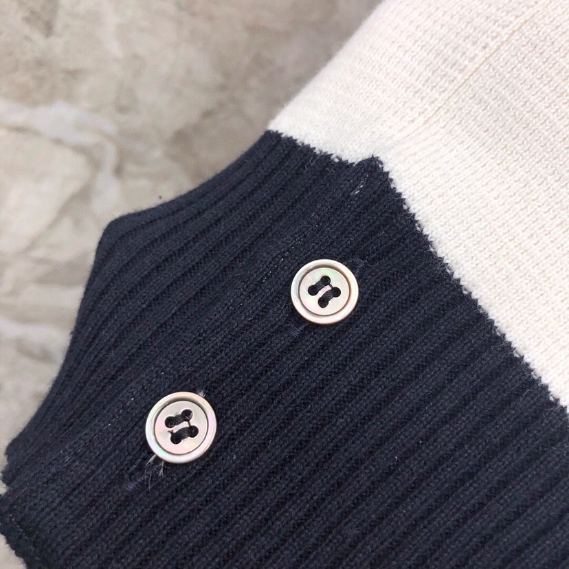 🔥 THOM BROWNE 汤姆布朗 TB马卡龙棉纱拼色开衫  情侣款开衫\n颜色：蓝白红拼色、灰拼色 