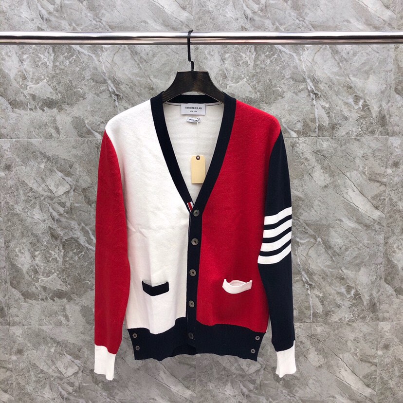 🔥 THOM BROWNE 汤姆布朗 TB马卡龙棉纱拼色开衫  情侣款开衫\n颜色：蓝白红拼色、灰拼色 