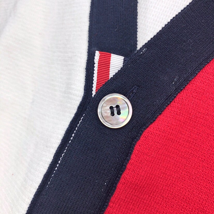 🔥 THOM BROWNE 汤姆布朗 TB马卡龙棉纱拼色开衫  情侣款开衫\n颜色：蓝白红拼色、灰拼色 