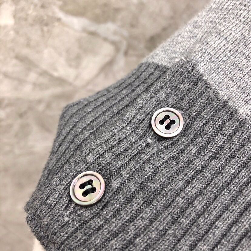 🔥 THOM BROWNE 汤姆布朗 TB马卡龙棉纱拼色开衫  情侣款开衫\n颜色：蓝白红拼色、灰拼色 