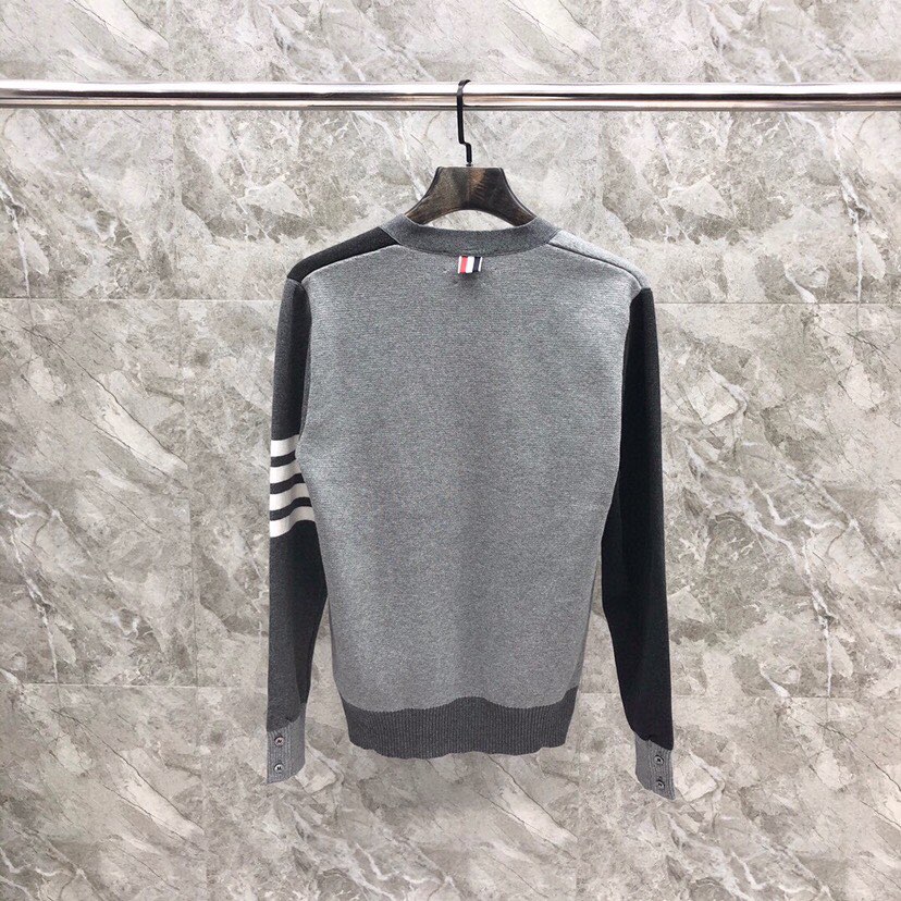 🔥 THOM BROWNE 汤姆布朗 TB马卡龙棉纱拼色开衫  情侣款开衫\n颜色：蓝白红拼色、灰拼色 