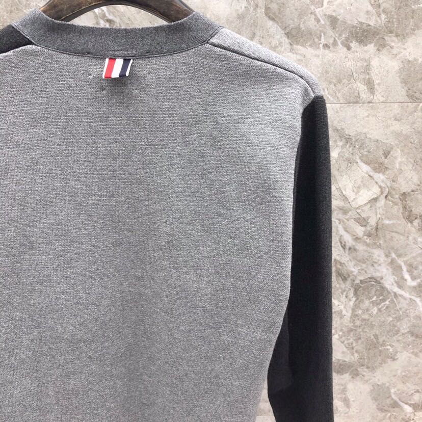 🔥 THOM BROWNE 汤姆布朗 TB马卡龙棉纱拼色开衫  情侣款开衫\n颜色：蓝白红拼色、灰拼色 