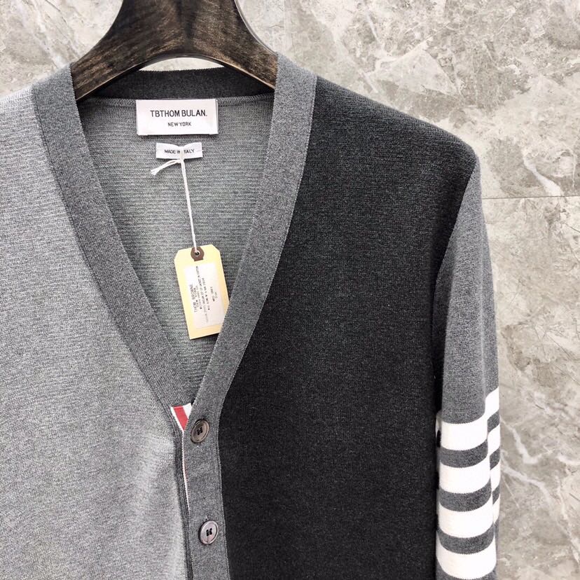 🔥 THOM BROWNE 汤姆布朗 TB马卡龙棉纱拼色开衫  情侣款开衫\n颜色：蓝白红拼色、灰拼色 