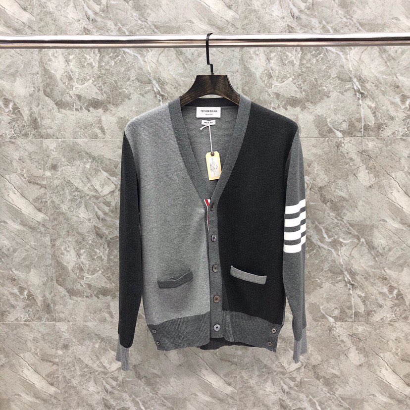 🔥 THOM BROWNE 汤姆布朗 TB马卡龙棉纱拼色开衫  情侣款开衫\n颜色：蓝白红拼色、灰拼色 