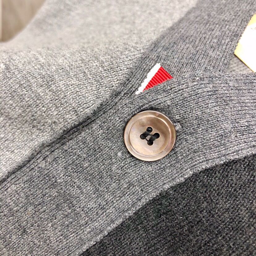🔥 THOM BROWNE 汤姆布朗 TB马卡龙棉纱拼色开衫  情侣款开衫\n颜色：蓝白红拼色、灰拼色 