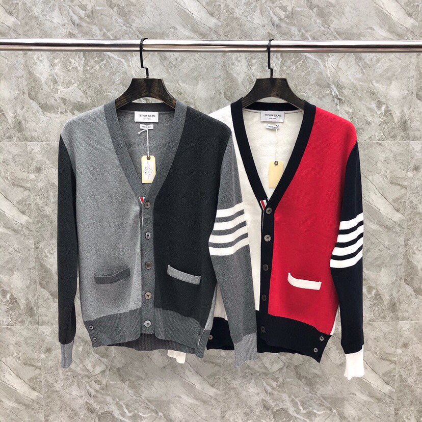 🔥 THOM BROWNE 汤姆布朗 TB马卡龙棉纱拼色开衫  情侣款开衫\n颜色：蓝白红拼色、灰拼色 