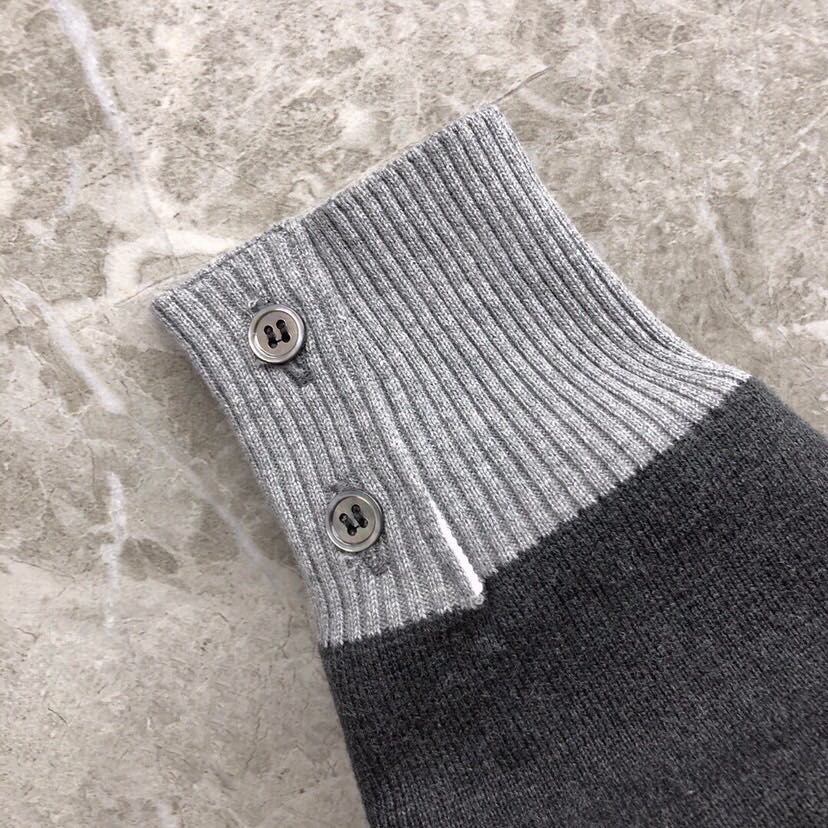 🔥 THOM BROWNE 汤姆布朗 TB马卡龙棉纱拼色开衫  情侣款开衫\n颜色：蓝白红拼色、灰拼色 
