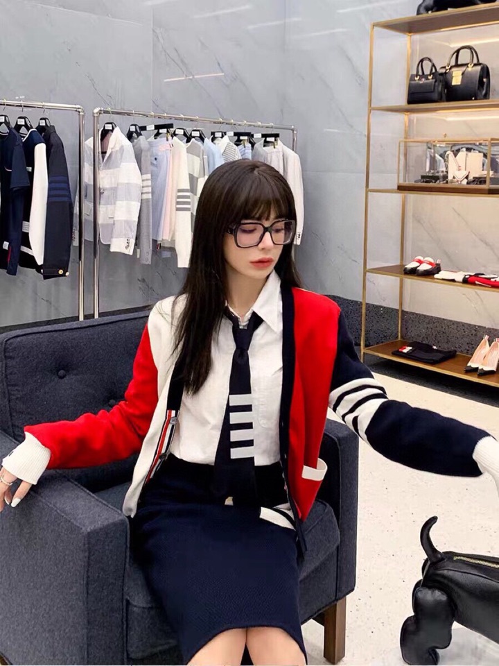 🔥 THOM BROWNE 汤姆布朗 TB马卡龙棉纱拼色开衫  情侣款开衫\n颜色：蓝白红拼色、灰拼色 