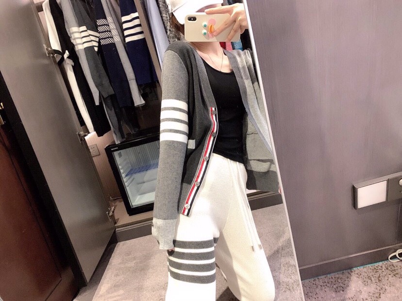 🔥 THOM BROWNE 汤姆布朗 TB马卡龙棉纱拼色开衫  情侣款开衫\n颜色：蓝白红拼色、灰拼色 