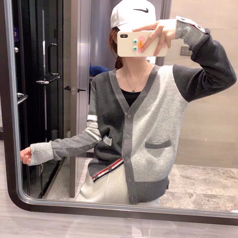 🔥 THOM BROWNE 汤姆布朗 TB马卡龙棉纱拼色开衫  情侣款开衫\n颜色：蓝白红拼色、灰拼色 