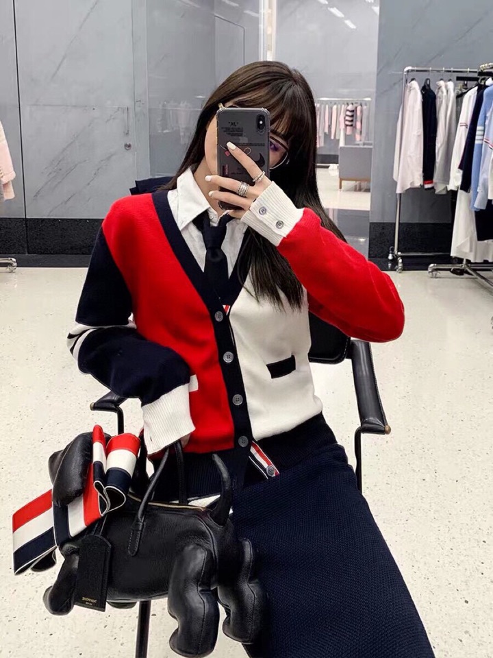 🔥 THOM BROWNE 汤姆布朗 TB马卡龙棉纱拼色开衫  情侣款开衫\n颜色：蓝白红拼色、灰拼色 