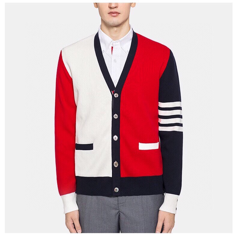 🔥 THOM BROWNE 汤姆布朗 TB马卡龙棉纱拼色开衫  情侣款开衫\n颜色：蓝白红拼色、灰拼色 