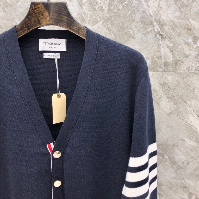🔥 THOM BROWNE 汤姆布朗 TB马卡龙四杠棉纱开衫  情侣款开衫\n码数：1-4  颜色：浅蓝