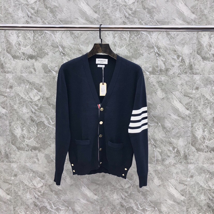 🔥 THOM BROWNE 汤姆布朗 TB马卡龙四杠棉纱开衫  情侣款开衫\n码数：1-4  颜色：浅蓝