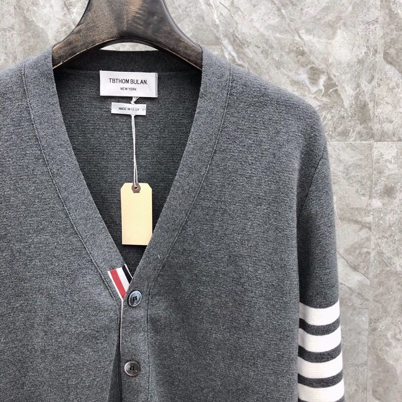 🔥 THOM BROWNE 汤姆布朗 TB马卡龙四杠棉纱开衫  情侣款开衫\n码数：1-4  颜色：浅蓝