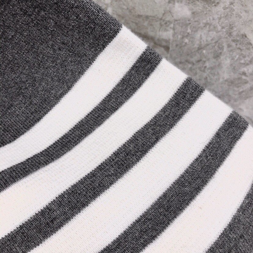 🔥 THOM BROWNE 汤姆布朗 TB马卡龙四杠棉纱开衫  情侣款开衫\n码数：1-4  颜色：浅蓝