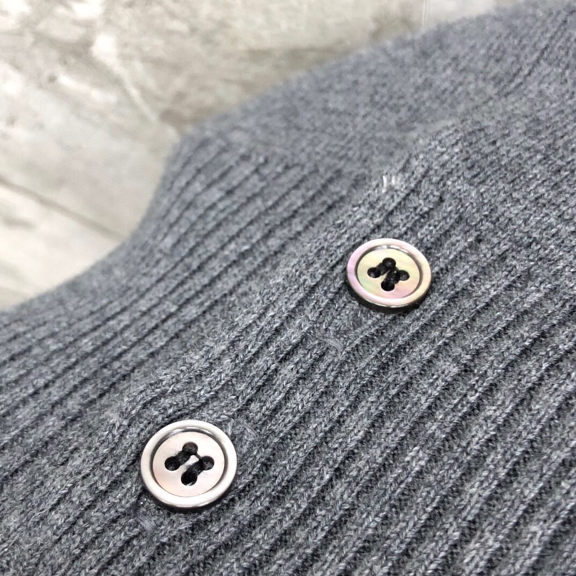 🔥 THOM BROWNE 汤姆布朗 TB马卡龙四杠棉纱开衫  情侣款开衫\n码数：1-4  颜色：浅蓝