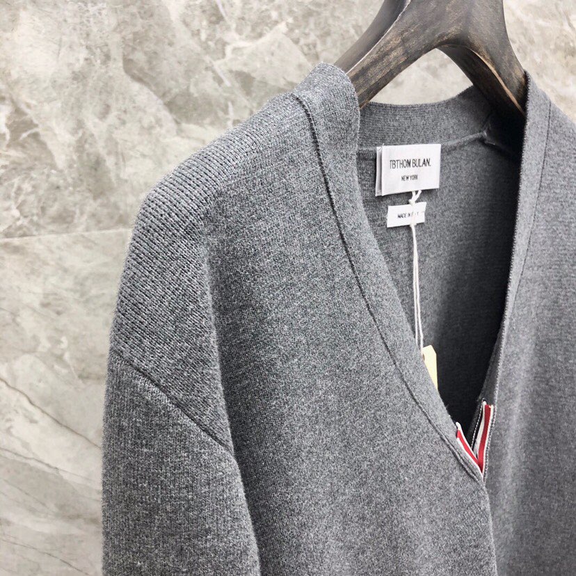 🔥 THOM BROWNE 汤姆布朗 TB马卡龙四杠棉纱开衫  情侣款开衫\n码数：1-4  颜色：浅蓝